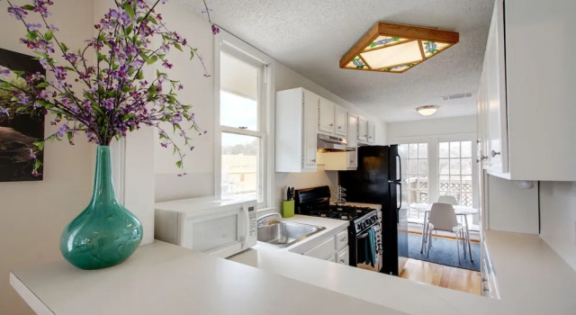 3BR 2BA Downtown Austin Charming Bungalow by RedAwning, Забронировать Отель Отели Остина 3 звезды, рядом с Lamar Beach, 3*