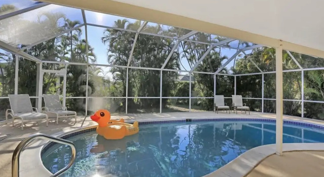 Sand Hill St. 318 Marco Island Vacation Rental  3 Bedroom Home by RedAwning, Забронировать Отель Отели в центре Марко-Айленд, в центре, Парковка
