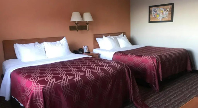 Четырёхместный номер Standard с видом на озеро Econo Lodge Lakeview