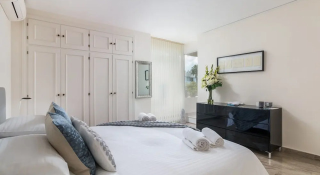 Modern villa close to Fontanilla Beach, Забронировать Отель Марбелья Коста-дель-Соль, рядом с Поле для гольфа Los Naranjos