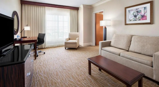 Двухместный люкс с 2 комнатами DoubleTree by Hilton Sunrise - Sawgrass Mills