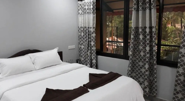 Shawn's Holiday Inn, Rezerwuj Hotel Morjim North Goa