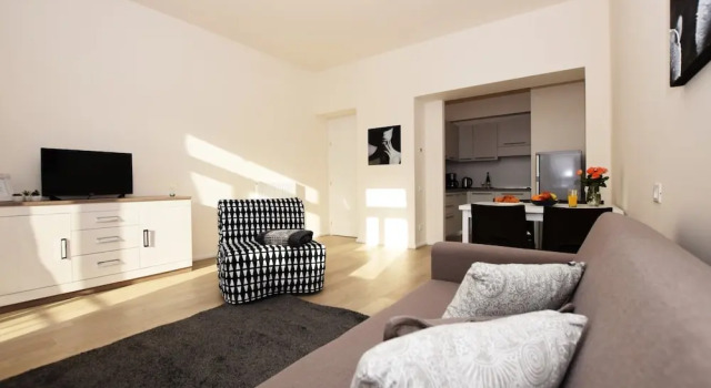Balcony Apt 10min From Historic Center, Забронировать Отель Отели Праги 3 звезды, рядом с Ворота Леопольда, 3*