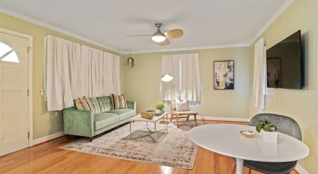 Updated 1-bedroom House in Baton Rouge, Забронировать Отель Батон-Руж Луизиана, рядом с Sherwood Twelve Plaza Shopping Center