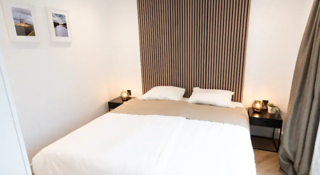 Deluxe Canal-side Stay