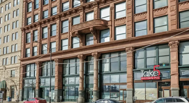 Downtown 1 & 2 BR Apt with Kitchen by Frontdesk, Забронировать Апартаменты/квартира Апартаменты Кливленда, рядом с Торговый комплекс Galleria at Erieview, Апартаменты/квартира