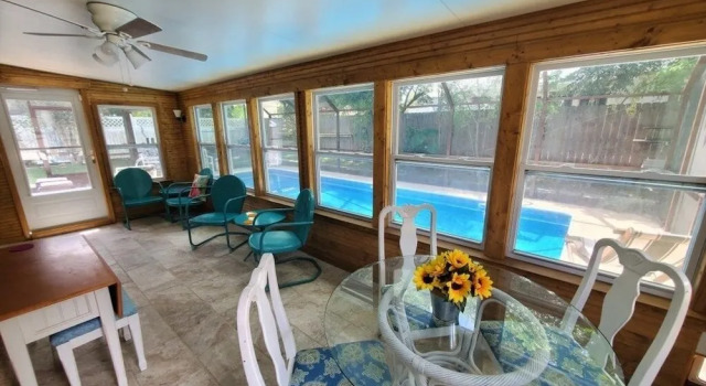 Tiki Beach Queen 3 Bedroom Home by Redawning