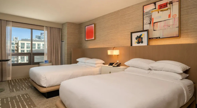 Четырёхместный номер Deluxe Hilton San Diego Gaslamp Quarter