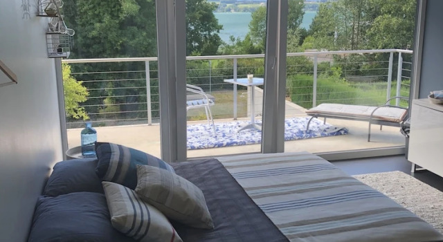 Standard Kolmen hengen huone parvekkeella järvinäköala Morat Gäste Zimmer
