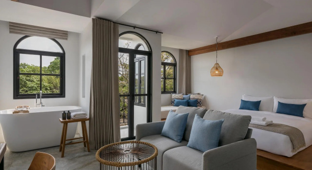 Люкс с балконом The Motifs Eco Hotel - SHA Extra Plus