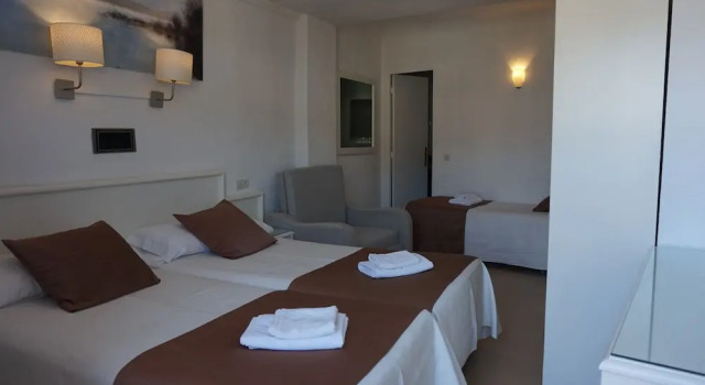 Четырёхместный номер Standard с балконом Hotel Hermes
