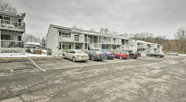 Апартаменты с 3 комнатами Near Mt Airy Casino: Mount Pocono Condo w/ Balcony