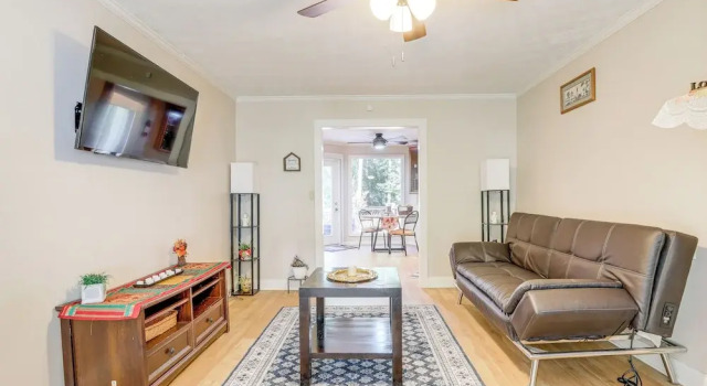 6 Mi to Stone Mountain Park: Home w/ Deck!, Prenota Casa vacanze Hotel a Georgia con parcheggio, Parcheggio