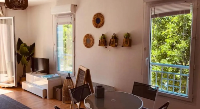 Cosy Studio Balcon Tennis Swiminng Pool, Rezerwuj Hotel Hotele w Cavaillon z parkingiem, Parking