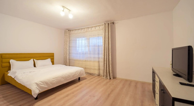 Lovely 2 bedroom, living and private bath apartment