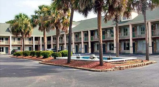Кровать в общем номере Quality Inn & Suites Pawleys Island