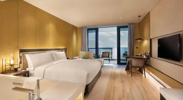Двухместный номер Deluxe с видом на озеро Doubletree Resort By Hilton Hainan - Xinglong Lakeside