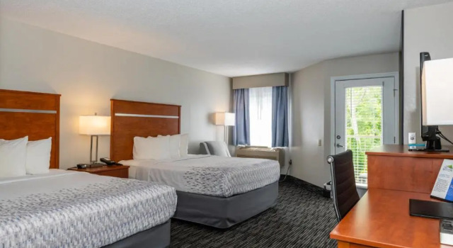 Четырёхместный номер Standard с балконом Twin Mountain Inn & Suites