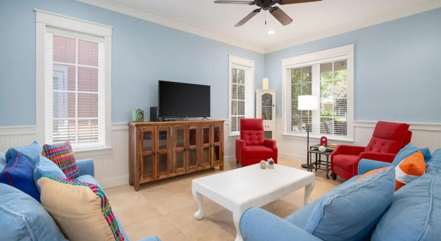 Artist's Getaway ~ Large Screened Porch ~ Golf Cart & PET Friendly, Rezerwuj Dom wakacyjny Hotele w Emerald Coast z parkingiem, Parking