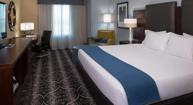 Run of House Holiday Inn Express and Suites Kansas City Airport by IHG