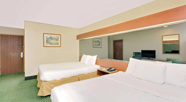 Четырёхместный номер Standard Microtel Inn & Suites by Wyndham Augusta/Riverwatch
