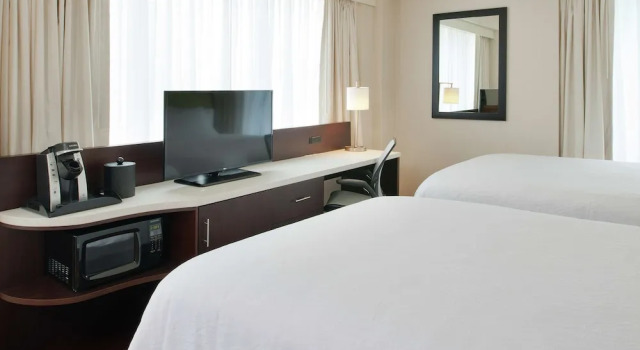 Четырёхместный номер Corner Hilton Garden Inn Pittsburgh Downtown