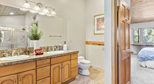 Lakeview Pine Haven: Hot Tub, Near Skiing & Beach 5 Bedroom Home