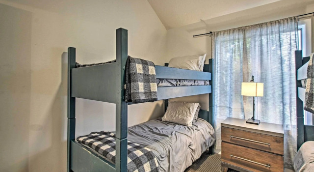 Апартаменты Contemporary Family Condo by Pineview Reservoir!