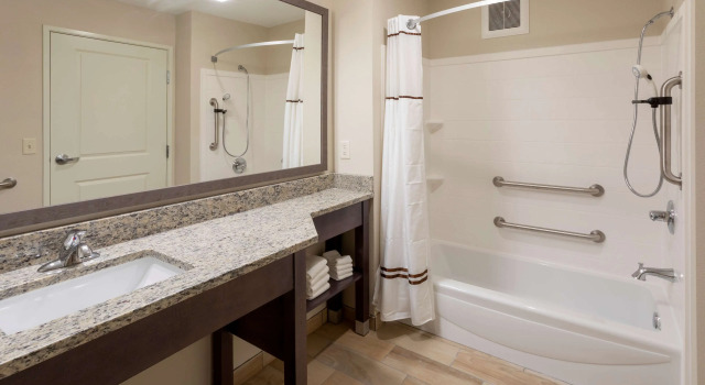 Четырёхместный люкс GrandStay Hotel & Suites Rock Valley