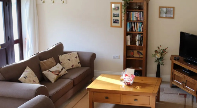 Beautiful, Spacious Cottage Offering Views of the River Nar, Varaa Lomakoti Mökit kohteessa Merseyside, Mökki