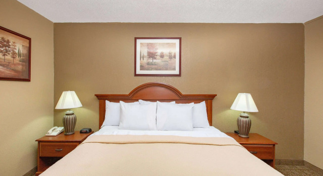 Days Inn by Wyndham Salina I-70, Prenota Hotel Salina Kansas