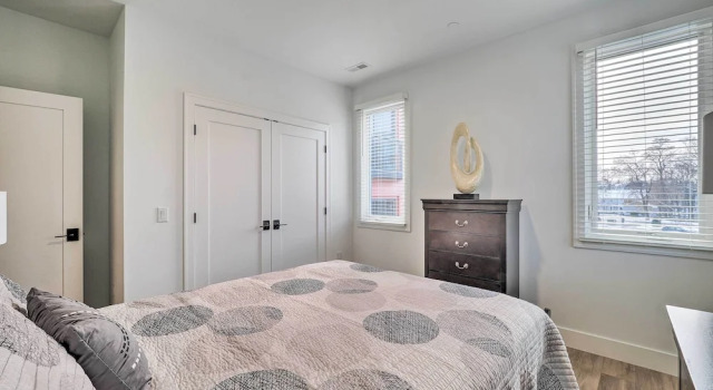 Downtown Traverse City Condo: 32 Mi to Ski Slopes!, Забронировать Апартаменты/квартира Апартаменты Траверс-Сити, рядом с Туристический центр Траверс-Сити, Апартаменты/квартира