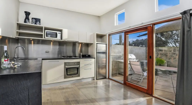Hearns Beachside Villa 2, Prenota Villa Port Fairy Victoria