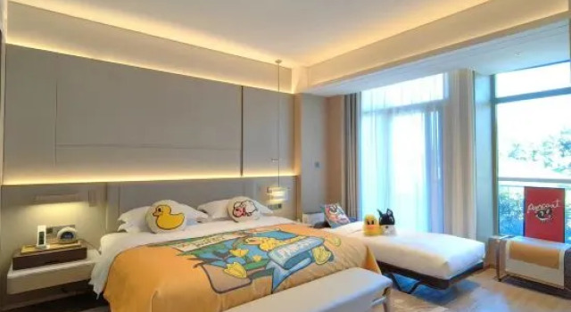 Трёхместный люкс с балконом Ningbo International Convention Center Hotel
