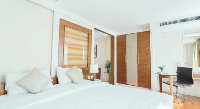 Полулюкс Thomson Residence Hotel