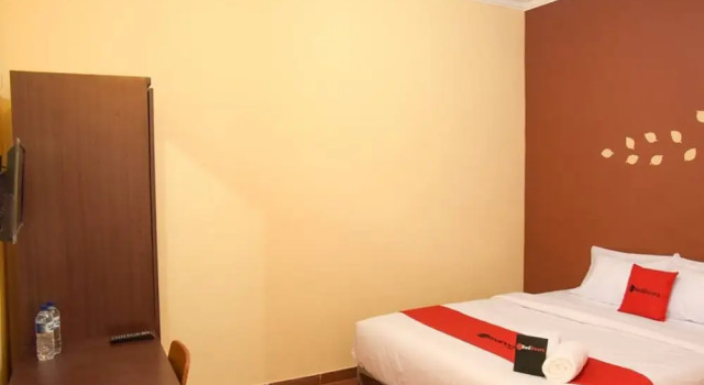 Двухместный номер Standard RedDoorz near Terminal A Adisucipto Airport