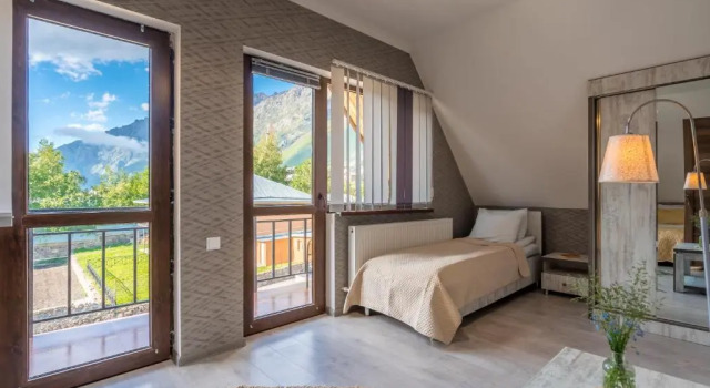 Трёхместный номер Standard с балконом OISHE Boutique Hotel