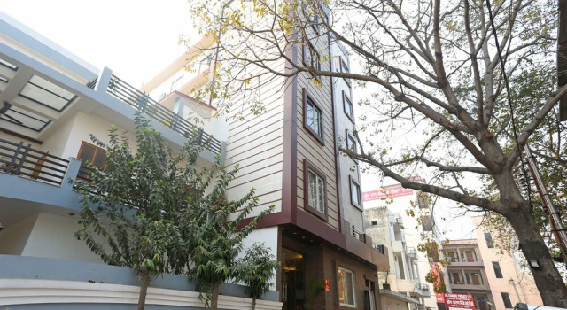 OYO Flagship 12177 Hotel Crystal Inn