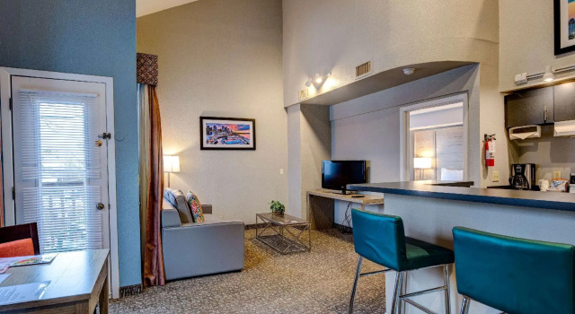 Четырёхместный люкс с 2 комнатами Hawthorn Suites by Wyndham Kent, WA