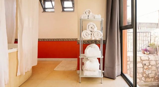 Люкс с красивым видом из окна Artists Colony Inn Zefat