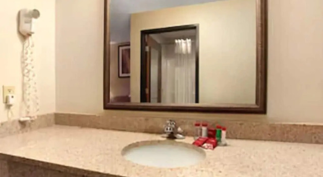 Двухместный номер Standard Ramada by Wyndham Elizabethtown