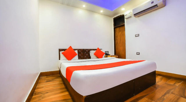 OYO Flagship 70121 Savera Inn