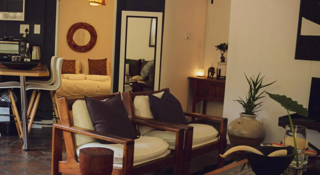 ALLURING SELF CATERING 2 BEDROOM VILLA at BOKMAKIERIE VILLAS, Забронировать Вилла Виндхук Кхомас, рядом с Reiterdenkmal Windhoek