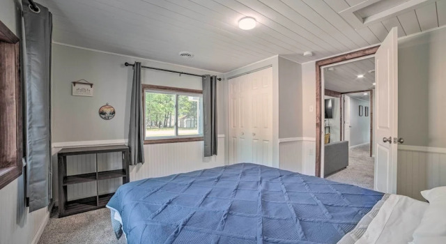 Prudenville Retreat w/ Yard ~ 1 Mi to Lake!, Boek Hotel Prudenville Verenigde Staten