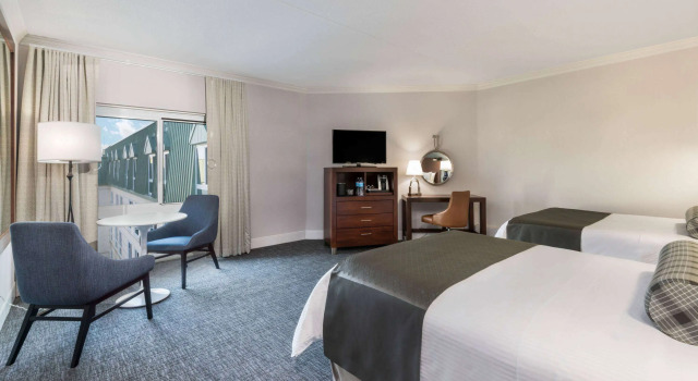Четырёхместный номер Deluxe Hamilton Park Hotel & Conference Center