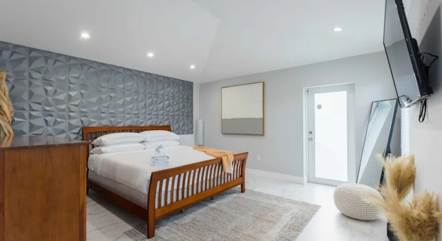 Olas Villa by Rove Travel - Home with Heated Pool, Забронировать Вилла Форт-Лодердейл Broward County, рядом с Kindred Hospital South Florida - Ft. Lauderdale