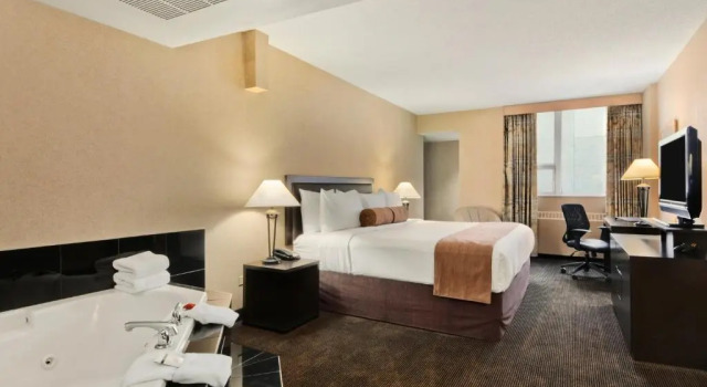 Двухместный люкс Ramada Plaza by Wyndham Calgary Downtown