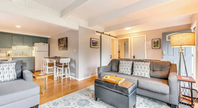 Estes Park Condo w/ Deck & Views ~ 3 Miles to Rmnp, Забронировать Отель Отели Эстес-Парк с парковкой, рядом с Lake Estes 9-Hole Golf Course, Парковка