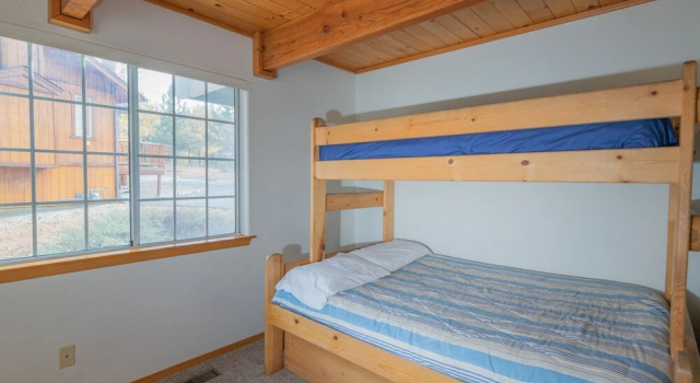 Crescenta Heights - Relax In The Jetted Tub! Foosball Table, Board Games, Basketball Court! 3 Bedroom Home