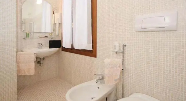 Кровать в общем номере Hotel Becher